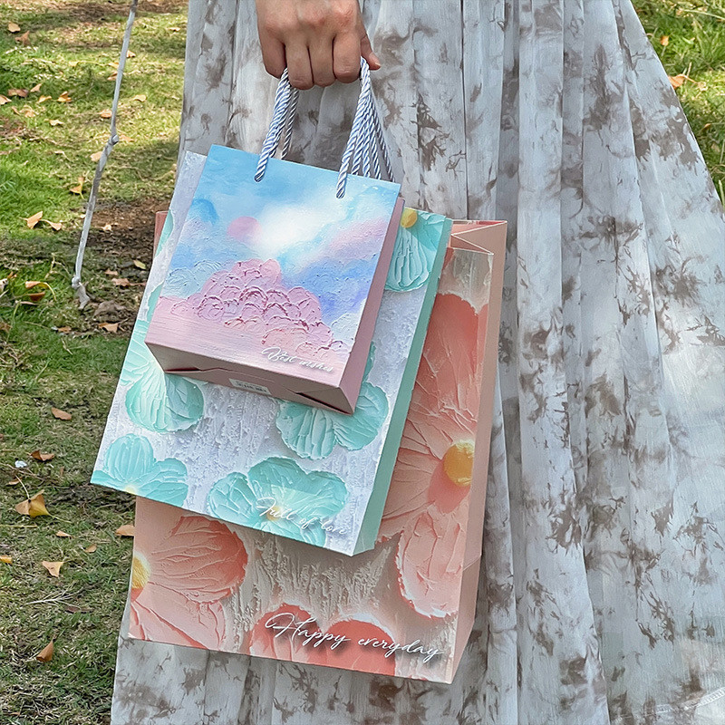 Creative oil painting gift bag, artistic tote bag, exquisite festival men's and women's birthday bouquet packaging, gift paper bag for free