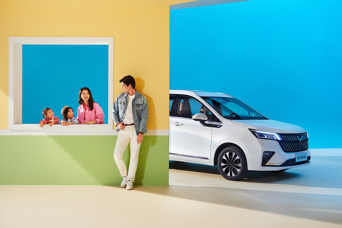 Wuling MPV Jiachen 2023 Model White Colors 5-door 7-seat Gas Petrol Hybrid Electric Car