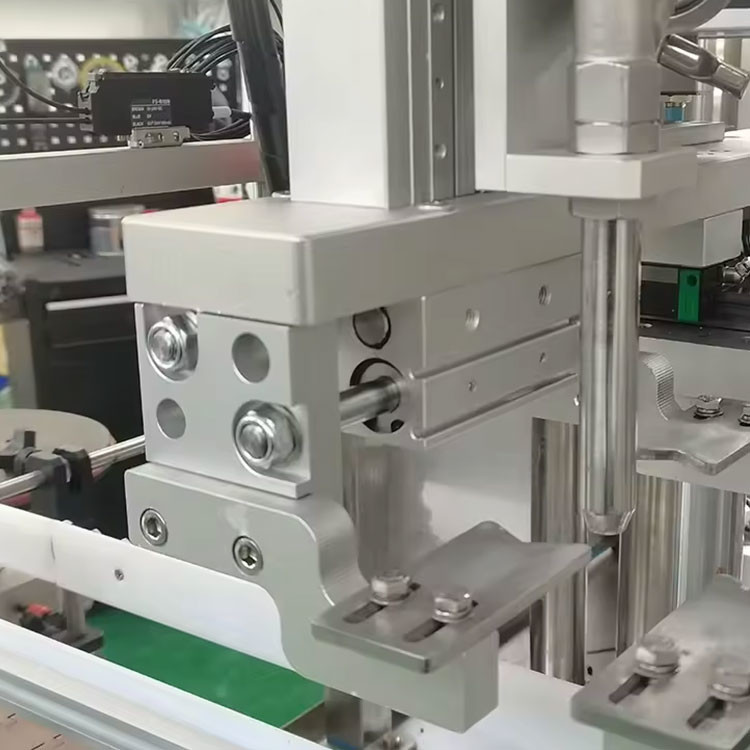 Full Automatic 2 Nozzle Daily Chemical Liquid Detergent Tracking Filling Machine