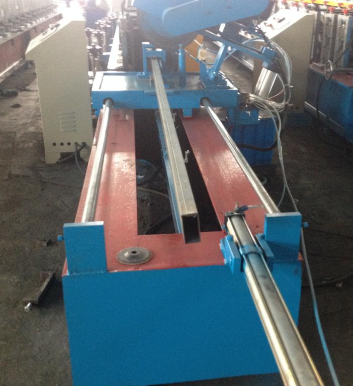 Fly Saw Cutting Rectangle Welding Tube Roll Forming Machine with Punching Press Machine