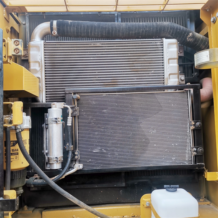 20 Ton Used Cat320 Cat320D Excavator in Shanghai with Original Hydraulic Valve 2021