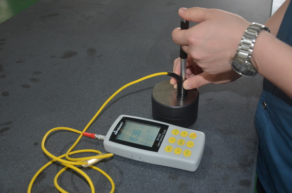 Digital Leeb Portable Hardness Tester with LCD Color Display for Die Molds and Heavy Specimens
