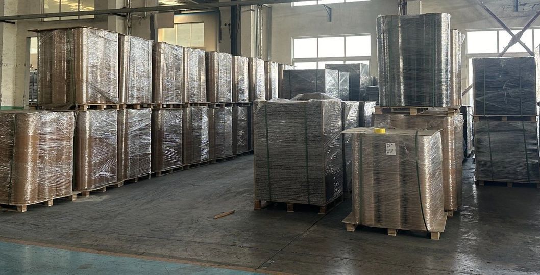 Manufacturer of Non-Slip Surface Black Base Recycled Rubber Rolls Flooring with Colorful EPDM Crumbs for Home and Commercial Gym Flooring