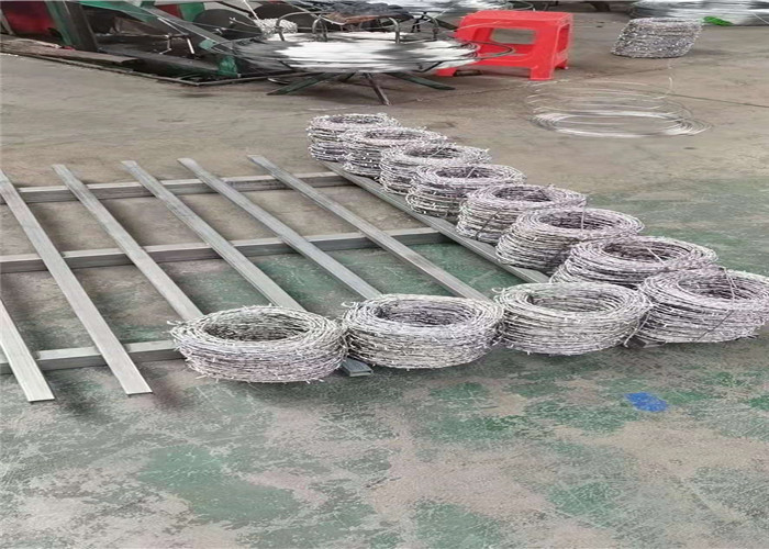 13.5 Gauge Barbed Farm Fence 0.086mm Razor Wire Concertina High Strength Galvanized