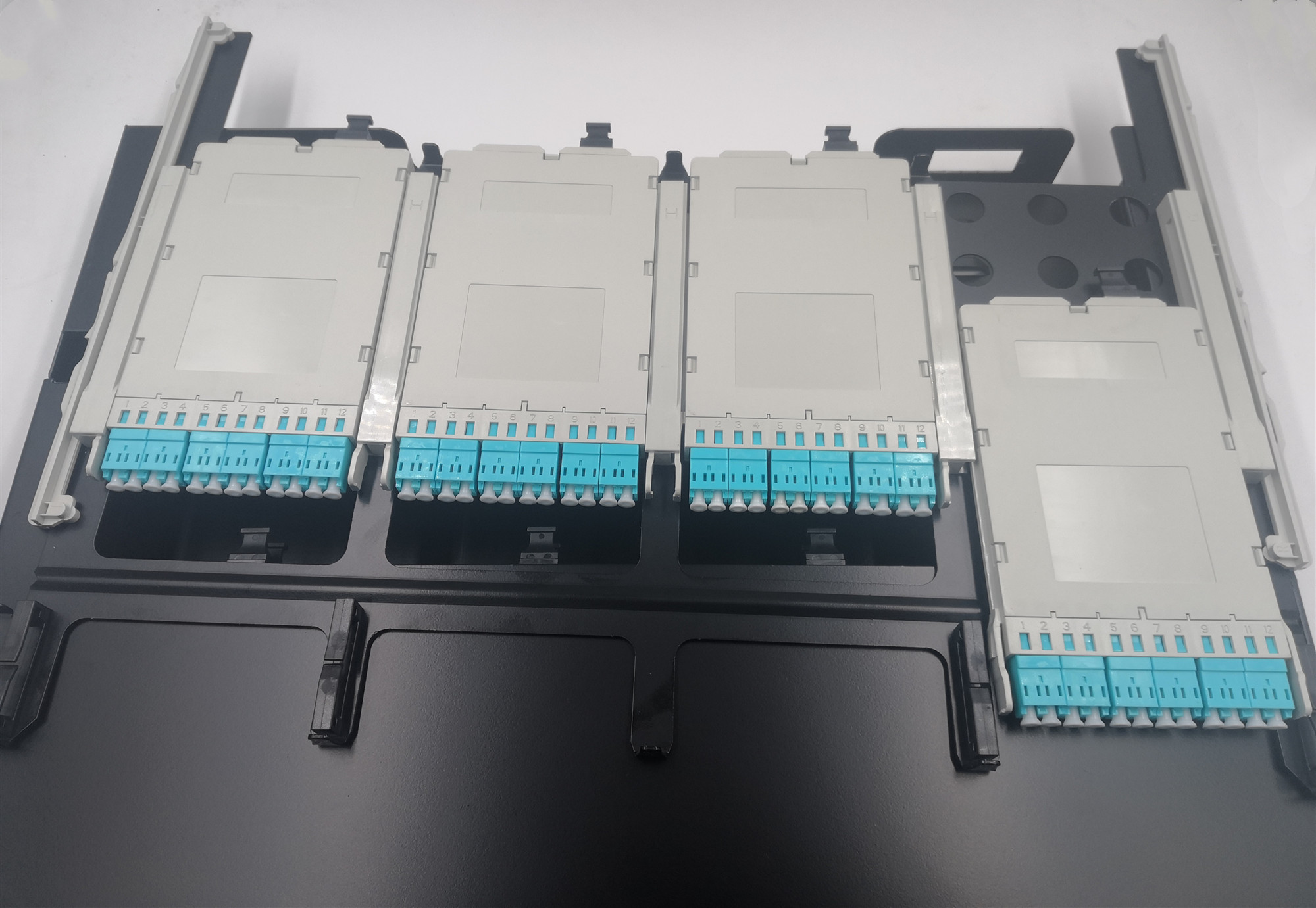 Multimode OM3 1U 144F MPO Patch Panel With 12x12F Cassette Modules