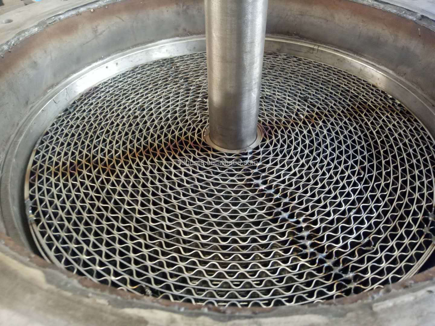 2750 KG Capacity Round Shape Dry Single Drum Magnet Separator with Elevator Grid