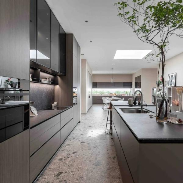 Wholesale Modern Kitchen Cabinets Water-Resistant Custom Solid Wood Lacquer
