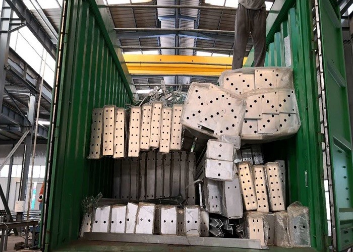 Pre - Fabricated Steel Structure Warehouse Customized Galvanized / Painted Surface
