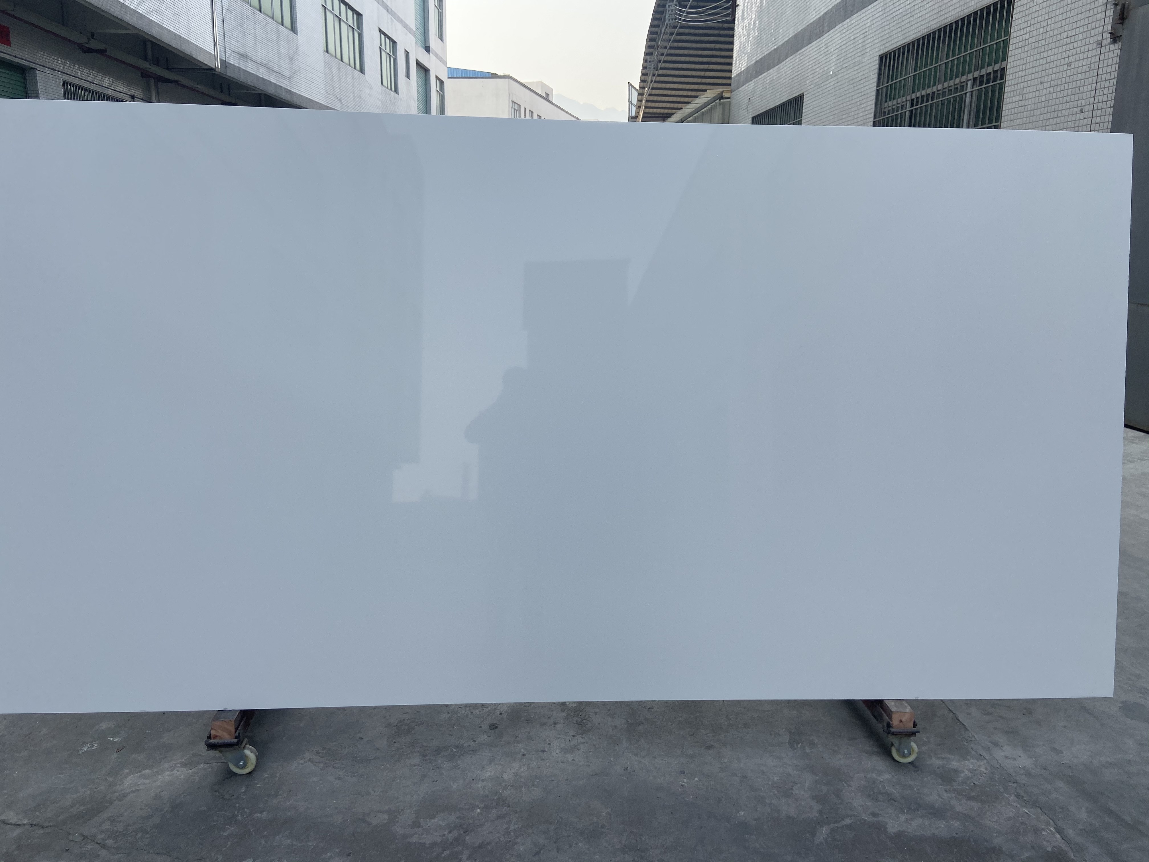 High Tenacity Smoky White Shimmer Quartz Counter Top Acid Resistant 7 Mohz