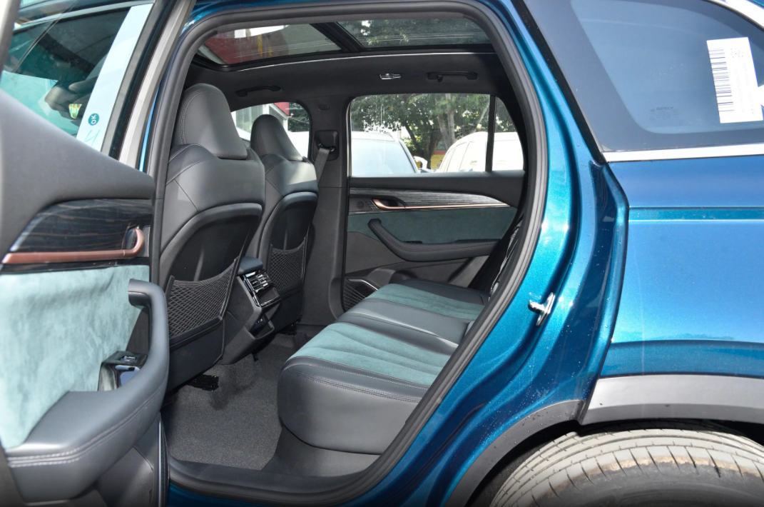 Manjaro Geely Xingyue L 2.0TD Power Automatic Two-Drive SUV with 5 Seats and 2 Airbags