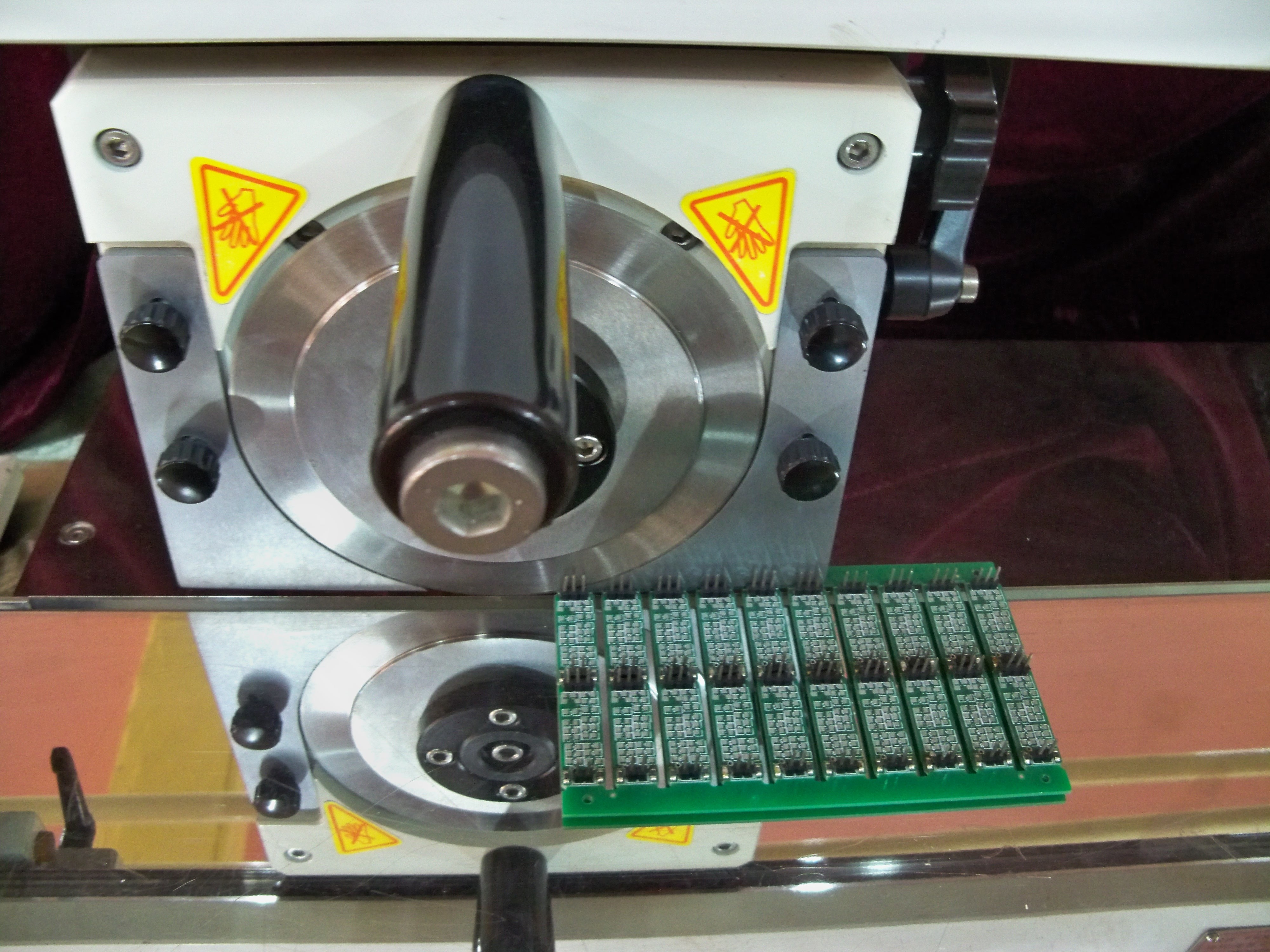 SKH-11 Steel Automatic PCB Separator Machine For SMT PCBA Assembly