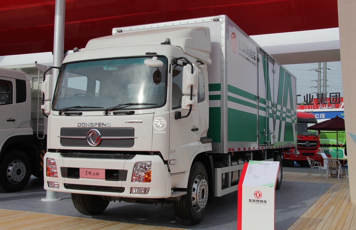 Small Enclosed Box 4x2 Drive Wheel Logistics Transport Cargo Truck with 270hp Horse Power