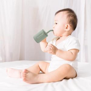 China Microwaveable Silicone Kitchen Product Baby Cup With Straw Reusable on sale