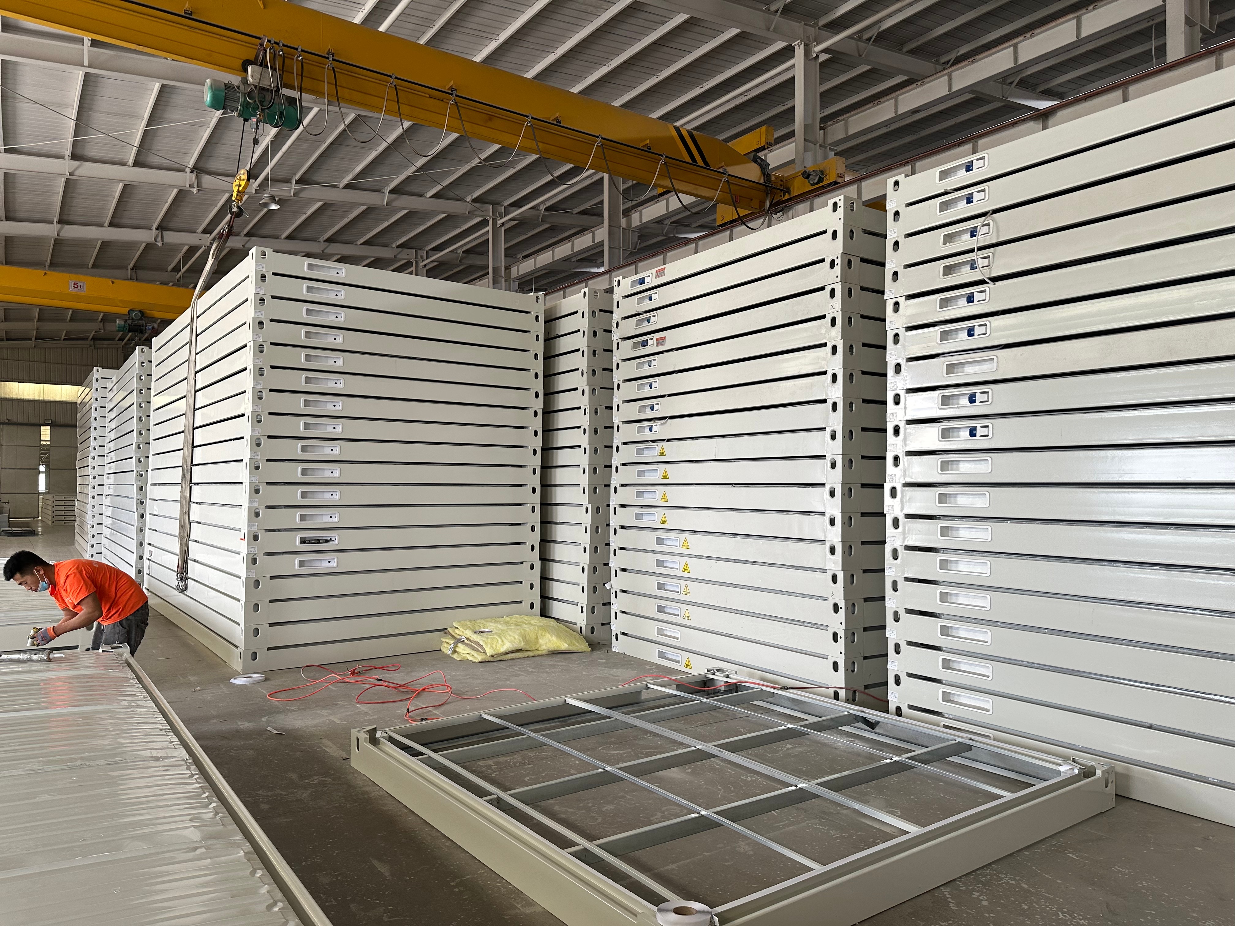 Security Door Outdoor Modular Container House with Customized Color and Top Roof Water Proof