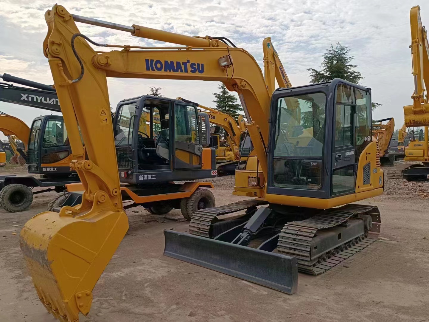 Japan made Komatsu PC60 excavator 6.1 ton operating weight equipped with Cummins engine