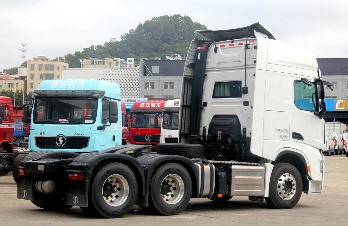 Shacman X6000 Tractor Head Truck 4*2 Trailer Head To Peru