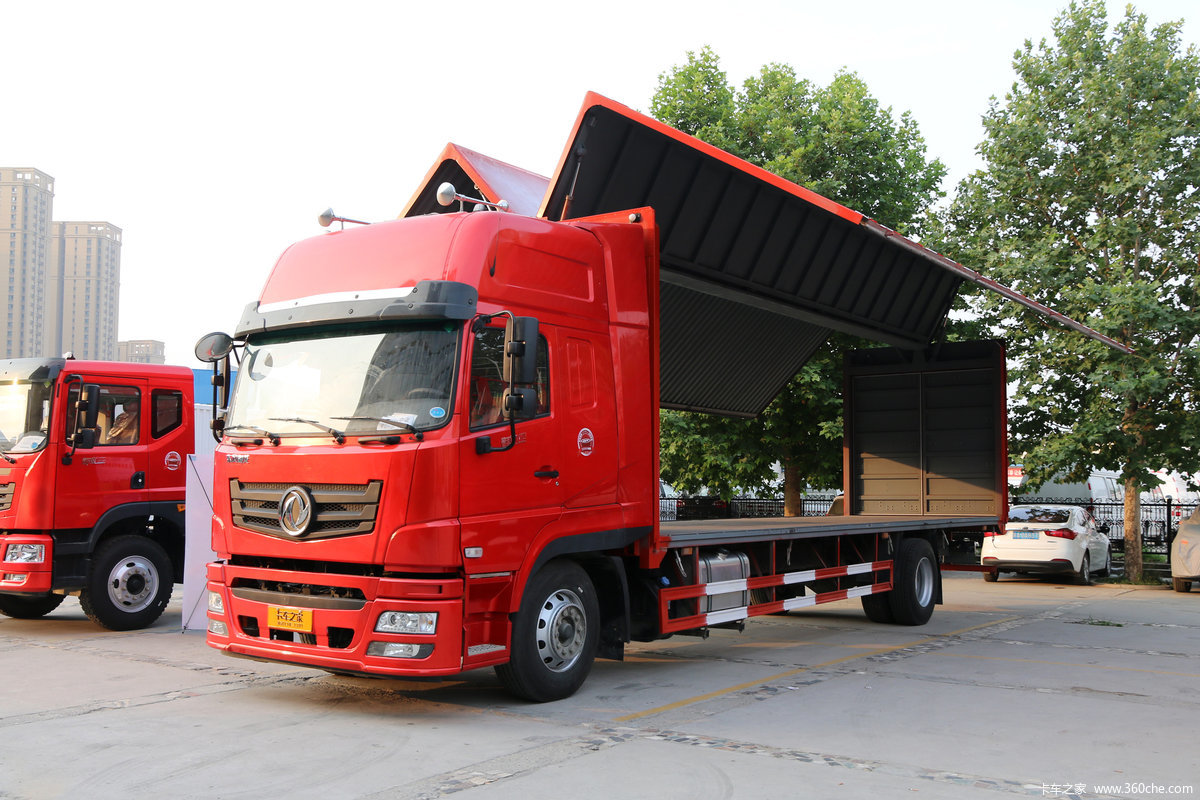 Dongfeng 4x2 Wingspan Light Lorry Duty 4x4 Truck with 300-400L Fuel Tank Capacity