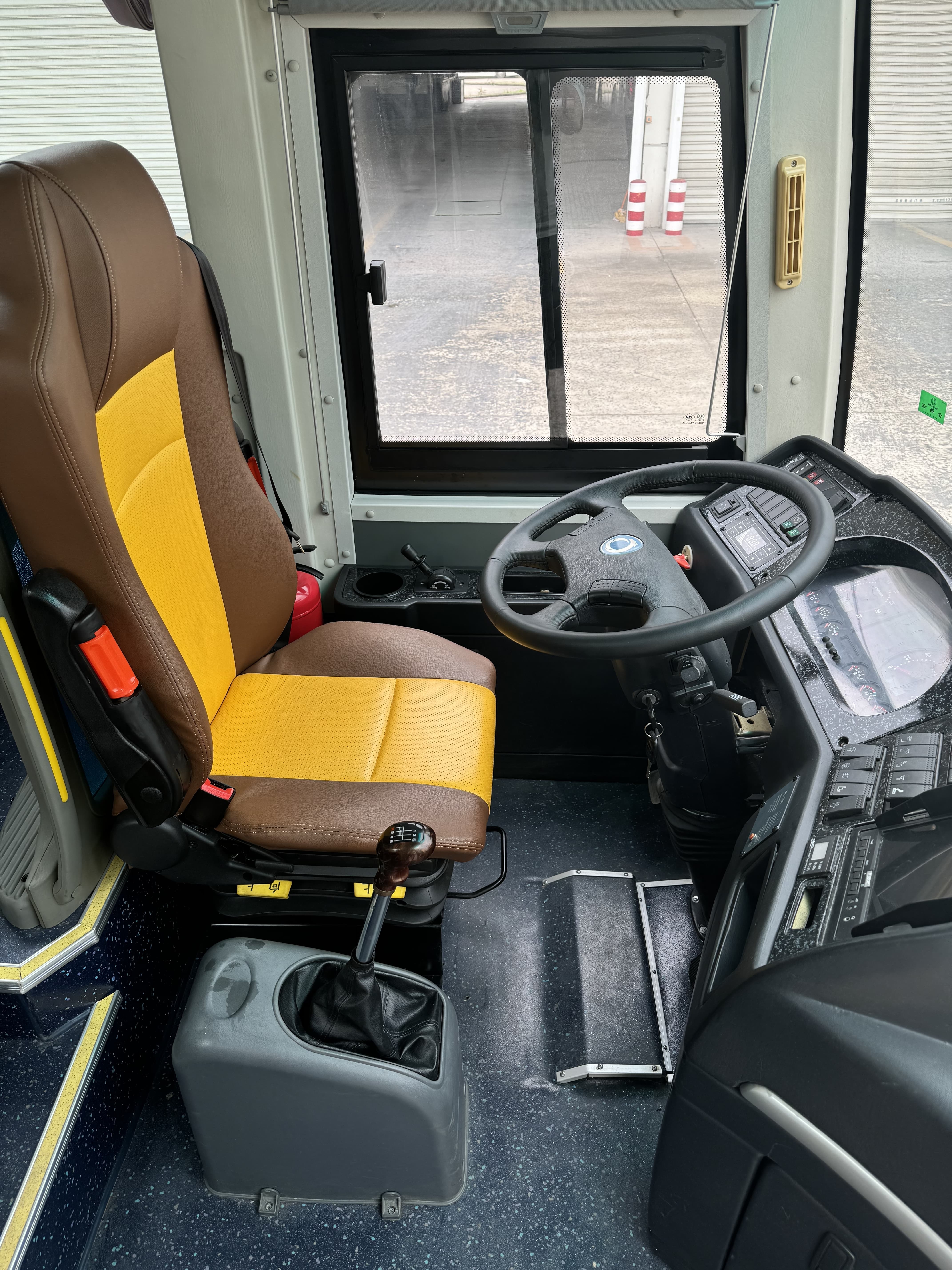 10 Meter CNG Bus Used Coach Bus with 36 Seats and LHD Steering Position for Travel at Max Speed 115 km/h