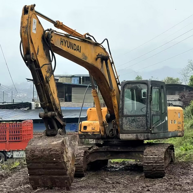 Hyundai 225LC-7 Excavator 25 Ton Used in Good Working Condition with Original Painting