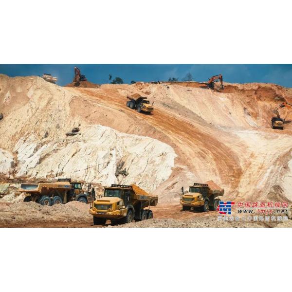 Full drive new energy mining vehicle with a load capacity of over 100 tons