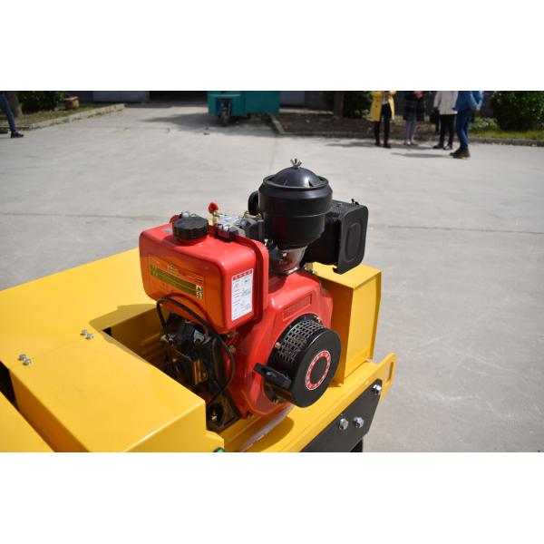 Dynamic Small Vibrating 5.9L Manual Road Roller Machine
