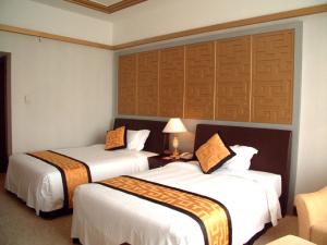 China Economic Oak Finished Hotel Bedroom Furniture Sets King-Size / Double Size Bed on sale