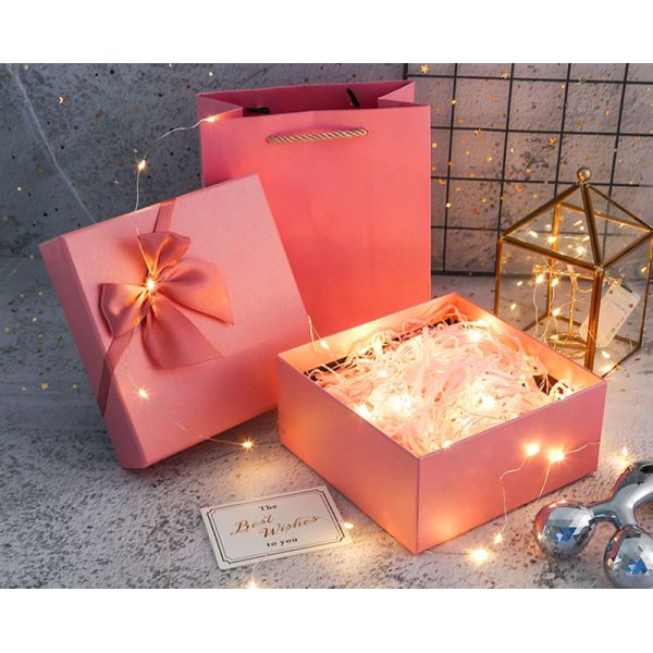 Paperboard Pink Magnetic Closure Gift Packing Box For Clothing Packaging Clamshell Design