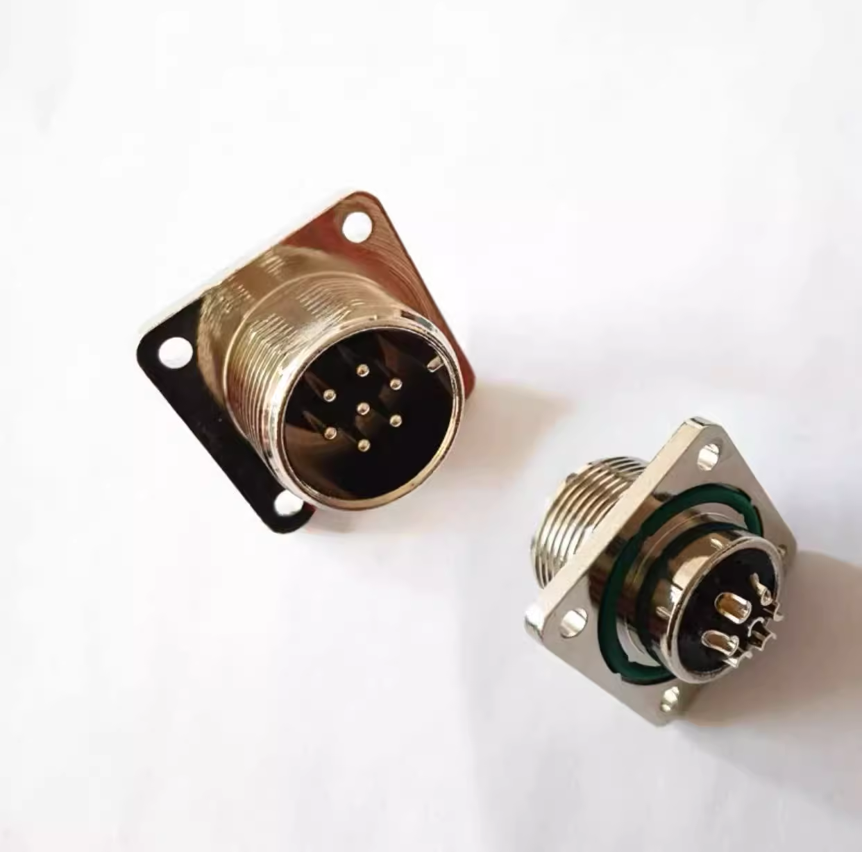 Waterproof 18-24 AWG Servo Motor Connector with Crimp/Solder Termination for Industrial Automation