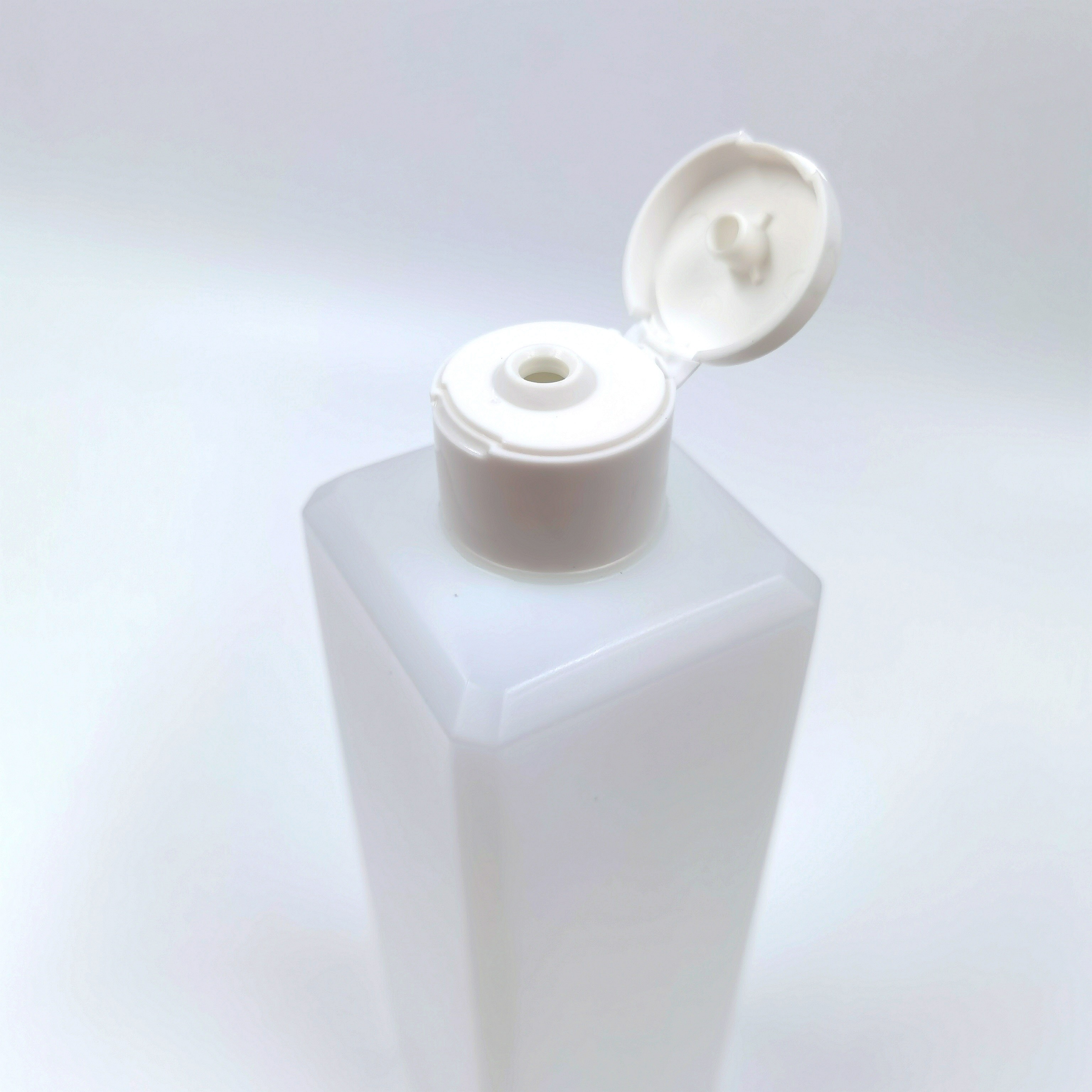 Custom Color 900ML PE Plastic Bottle With Flip Cap