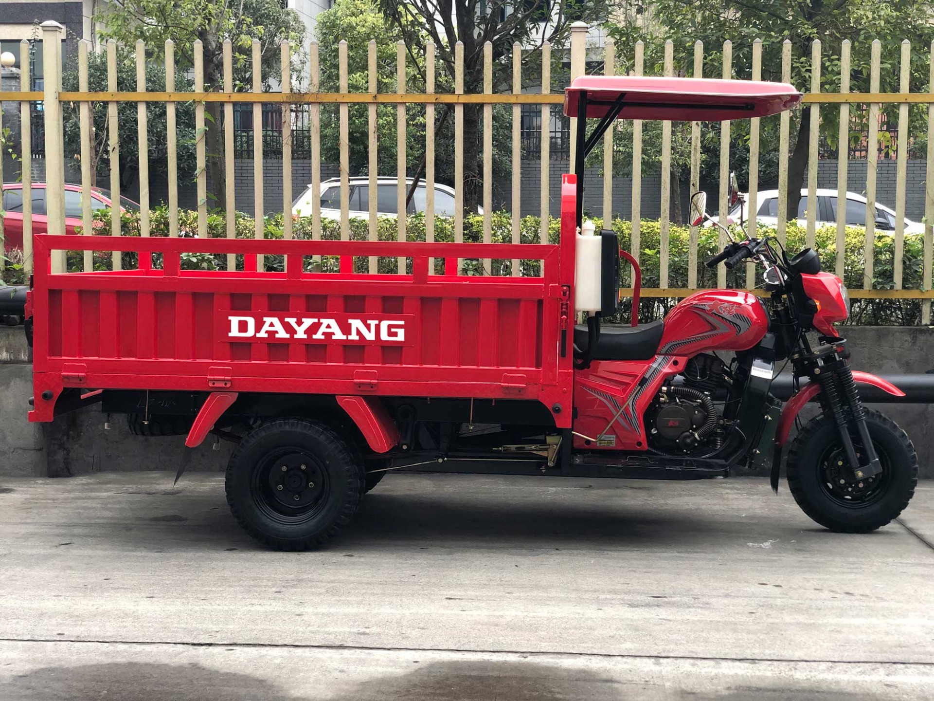 Powerful DAYANG Three Wheel Motorcycle Dump Tricycle with Five Wheels and Battery