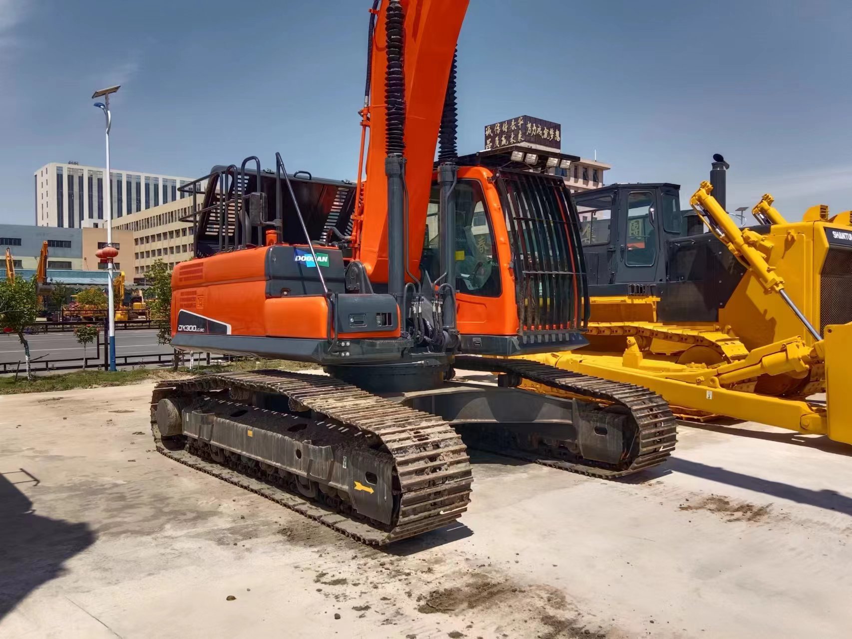 DOOSAN DX300 High Performance Hydraulic Excavator Used Construction Machine With Good Engine Low Price for Sale