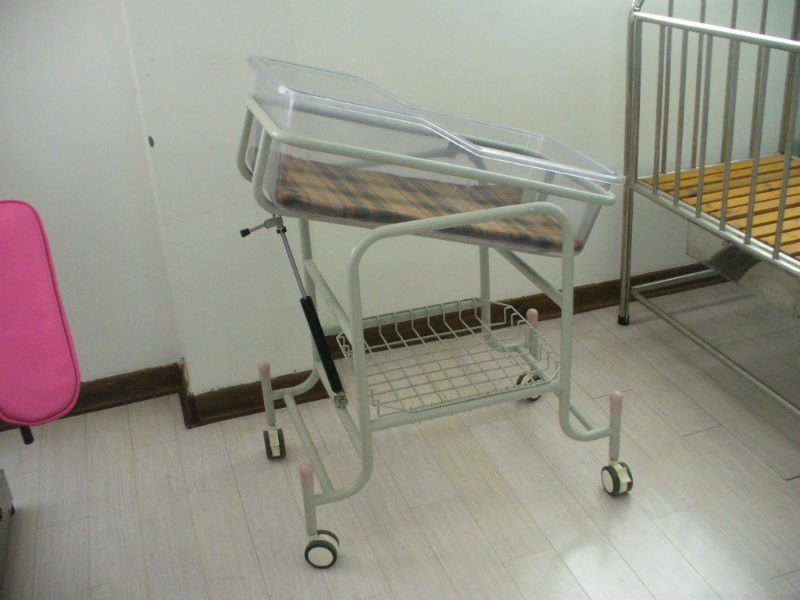 Pediatric Hospital Baby Bed For Infant , Hospital Baby Cot With Four Wheels