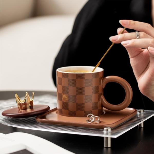 National Trend Style Checkered Ceramic Cups And Plates With LIDS, Spoons, Large Round Handles, Mugs, Office Coffee Cups, And Home Drinking Cups Custom