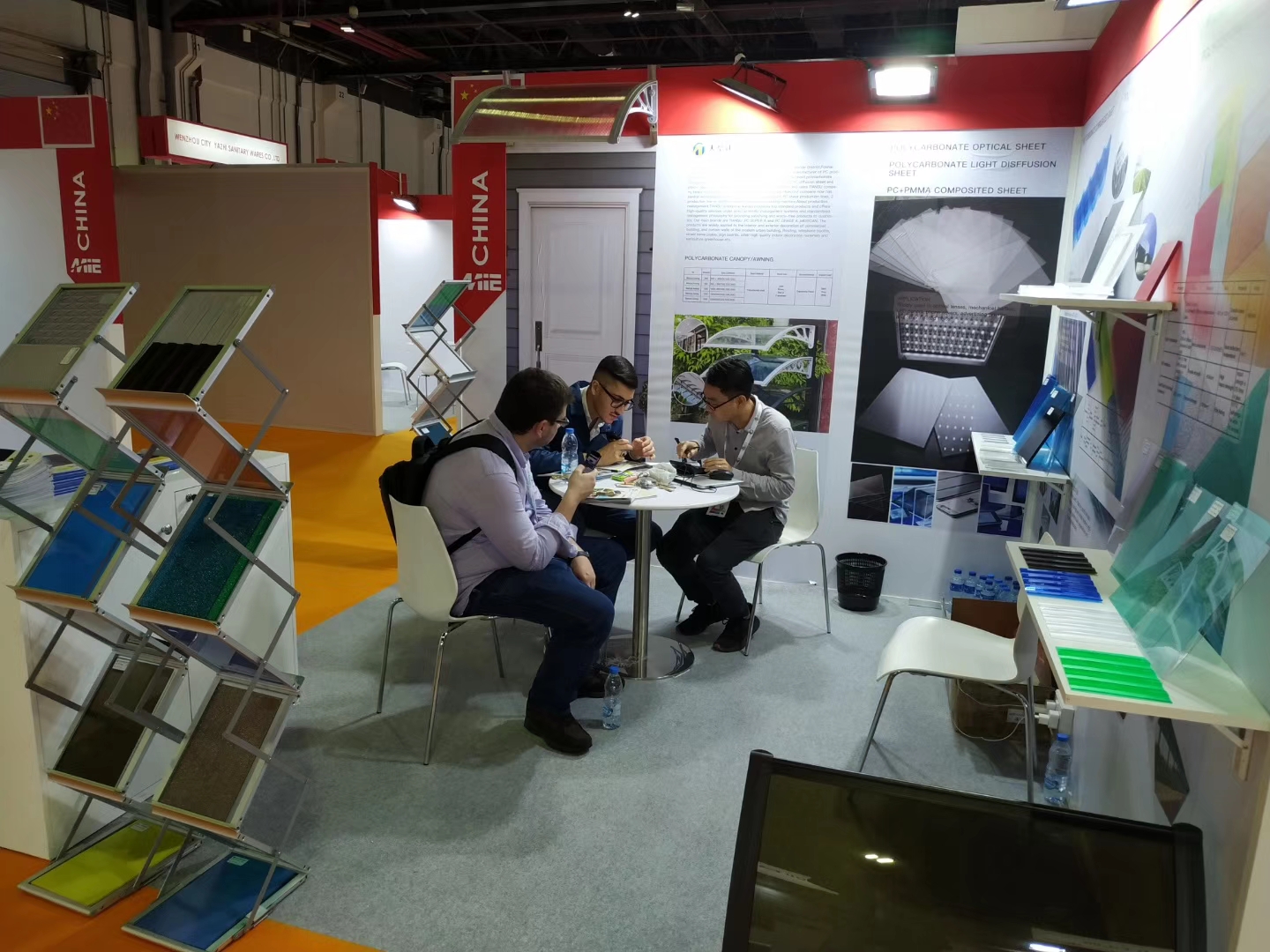 Polycarbonate Sheet Waterproof Window Canopy with 1000mm Width and Black Bracket Color