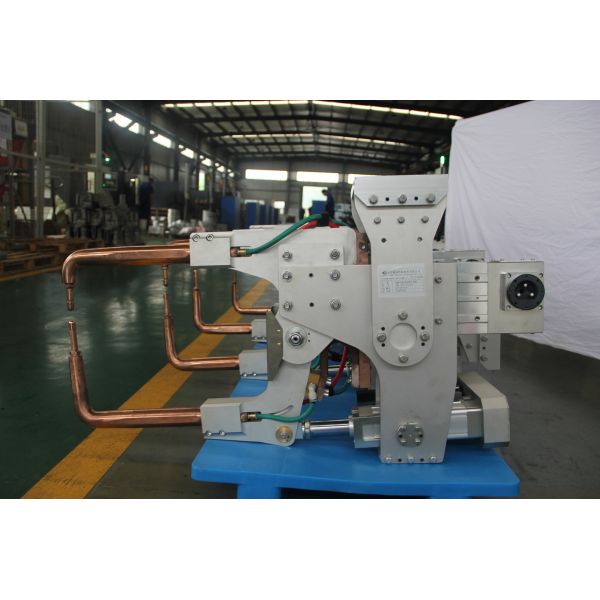 Heavy Duty Automatic Medium Frequency MFDC Spot Welder C Type Industrial Robot