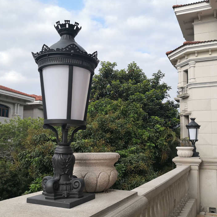 Outdoor European Antique Garden Lights Decorative Power Street Lamp Lighting Road Waterproof Modern Poles Led Solar Street Light