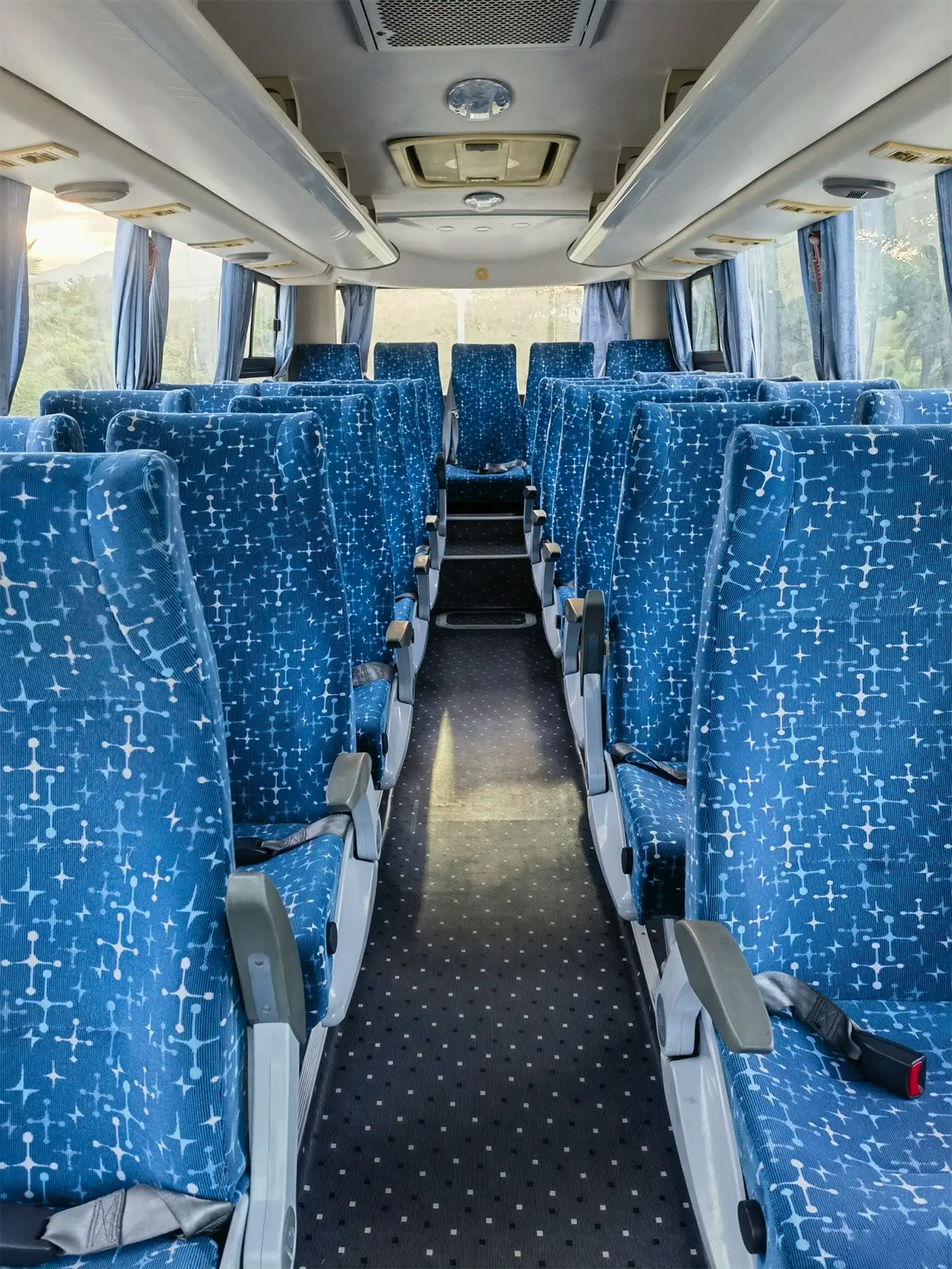 XMQ6759 Euro 4 Standard 7.5m Left-Hand Drive Diesel Engine KingLong Used Passenger Bus