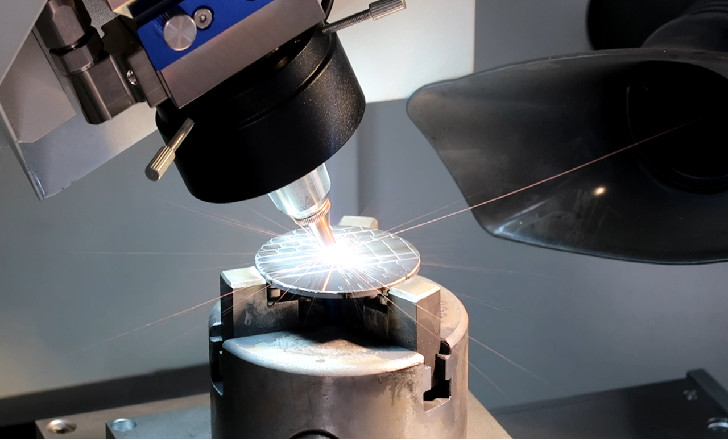 Metal 2.0mm Thickness CNC Fiber Laser Cutting Machine Ultra Hard 380V