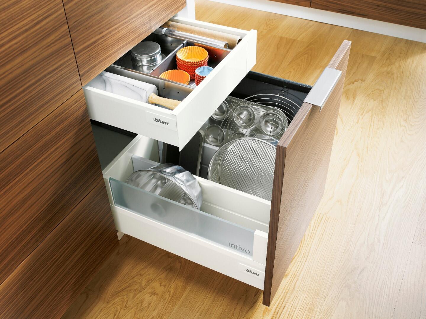 Customizable White Solid Wood High Gloss Kitchen Cabinet for Villa Renovation Project