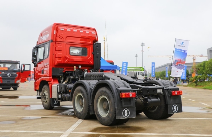 Gross Vehicle Weight 25000 kg Shacman X3000 4x2 6x4 Tractor Trucks for Heavy Truck Segment
