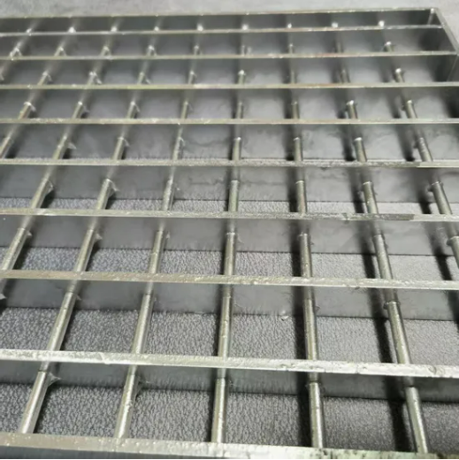 Factory Hot-DIP Galvanized Stainless Steel Iron Grating for Outdoor Exterior Stair Treads and Platform Walkways in Building Projects