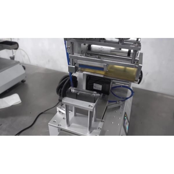 Semi-automatic Flat-labeling Machine CH-615 for Plastic Boxes and Conical Bottles and Capable of Applying Anti-counterfeiting Labels