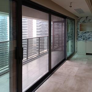China OEM Aluminium Sliding Double French Door Retractable Screen Fluorine Carbon Painting on sale