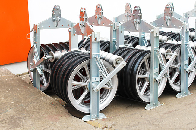 Transmission Line Stringing Tools Bundled Conductor Pulley With Grounding Wheels