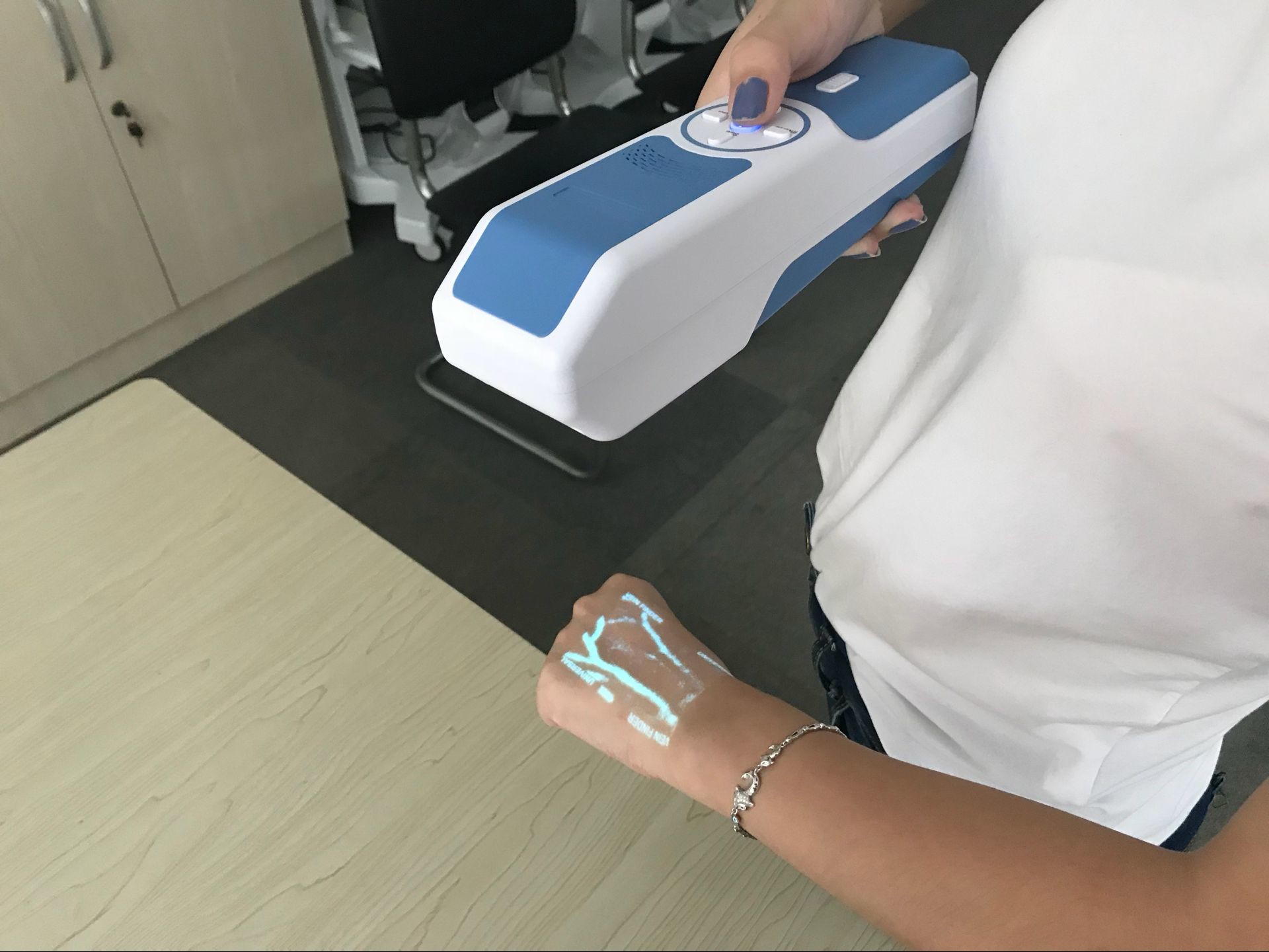Depth Of Visible Vein 12mm Infrared Vein Finder Portable Venipuncture For Pediatric Clinic