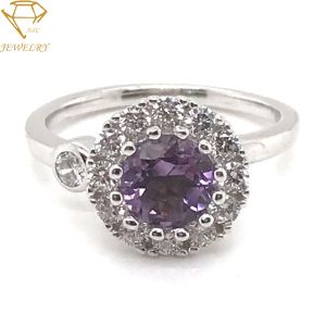 China Trendy 18k Diamond Wedding Bands For Women on sale