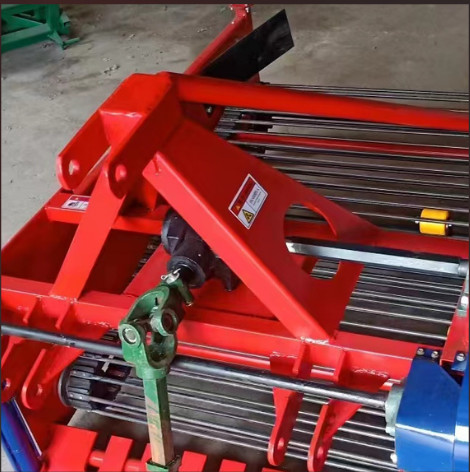 Farm Mini Potato Harvester Machine Uprooted 0.9m Collection Box Red