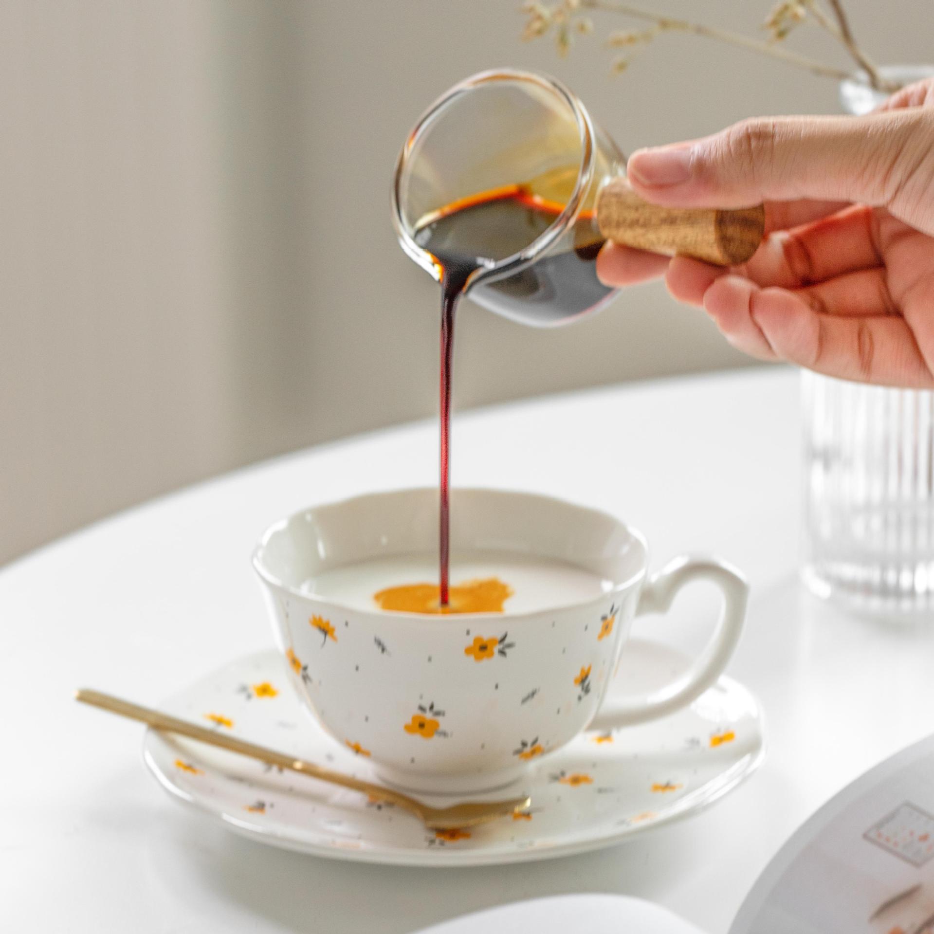 European-style Luxurious Small Green Flower Coffee Cups And Saucers With Spoons Custom-made Ceramic Glazed Flower Tea Cups And Mugs For Men And Women
