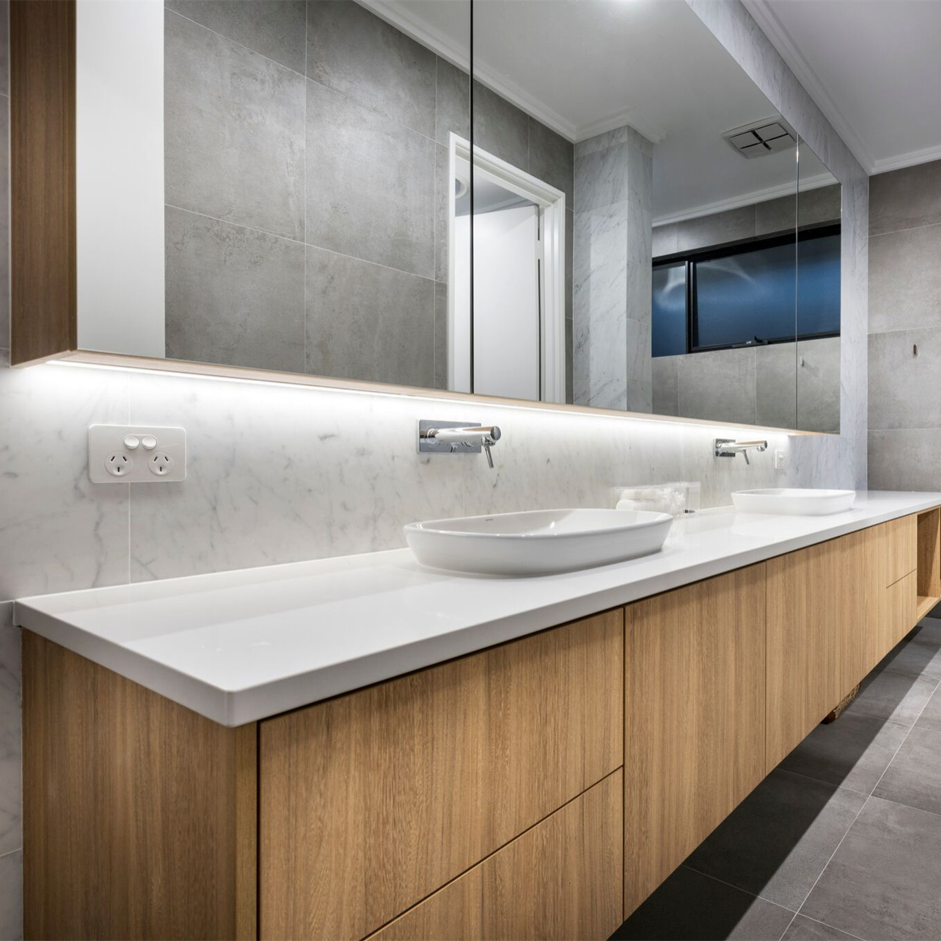 Customized Modern Timber Veneer Bathroom Vanity Units Handless Light Wood