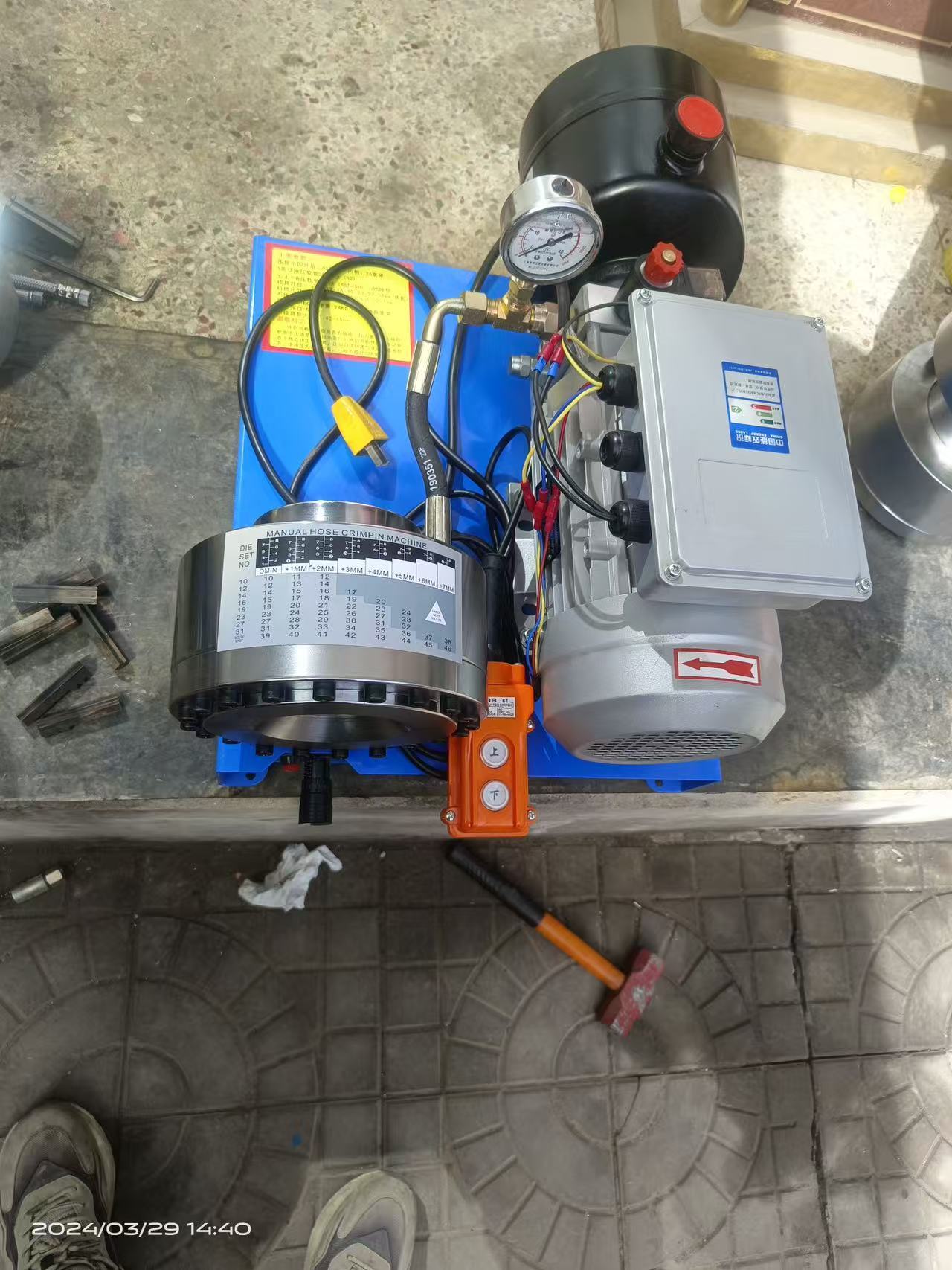 Side view of hydraulic crimping machine